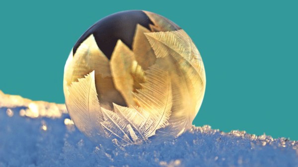 Winterblues und die Winterdepression: Schneekugel im Schnee